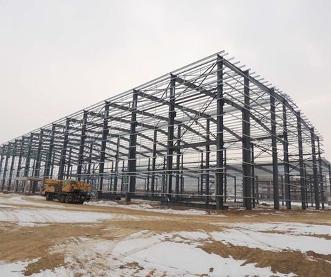 Gedung gudang logam dengan atap standar AiSi dan panel sandwich