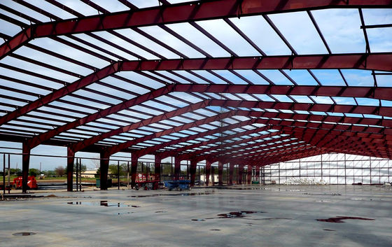 Gedung gudang logam dengan atap standar AiSi dan panel sandwich