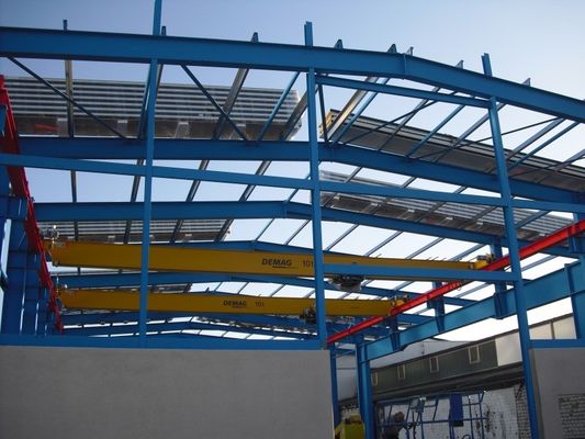 Gedung gudang logam dengan atap standar AiSi dan panel sandwich