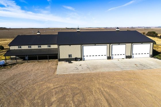 Bangunan Baja Struktural Farm Shed dengan Finish Lukisan dan Aluminium Alloy Window